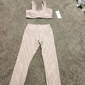 LIKE NEW ALO YOGA SUNRAY SET IN GREY SKY WASH